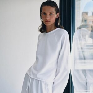 Femme portant une tenue de mode responsable