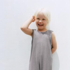 Enfant portant une tenue confortable et responsable