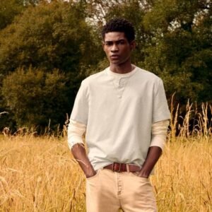 Homme portant une tenue de mode responsable
