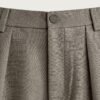 Pantalon en lin gris avec bouton ceinture et plis, détail taille pour homme, tissu respirant