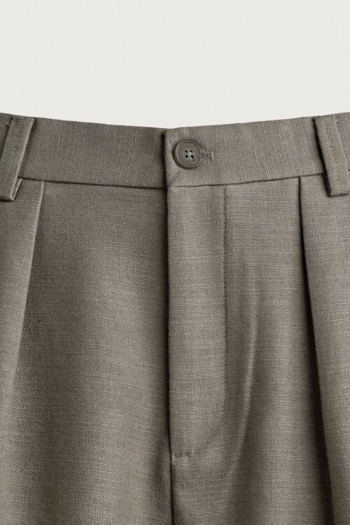 Pantalon en lin gris avec bouton ceinture et plis, détail taille pour homme, tissu respirant
