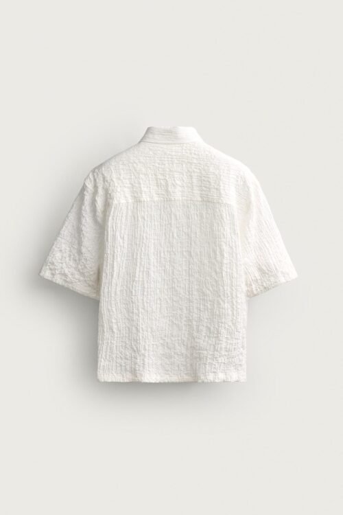 Chemise coton bio blanche vue de dos, texture gaufrée, manches courtes pour homme et femme