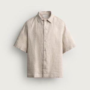 Chemise lin naturelle unie écru à manches courtes boutonnée, présentation produit sur fond neutre