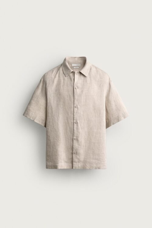 Chemise Lin Naturelle Unie face Chemise lin naturelle unie écru à manches courtes boutonnée, présentation produit sur fond neutre