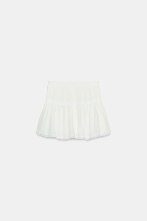 Jupe courte en coton bio blanche avec taille haute et volant léger, détail dentelle au bas