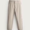 Pantalon chino homme beige en coton biologique, coupe droite confortable, détails taille et poches visibles