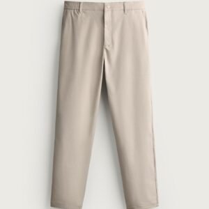 Pantalon chino homme beige en coton biologique, coupe droite confortable, détails taille et poches visibles