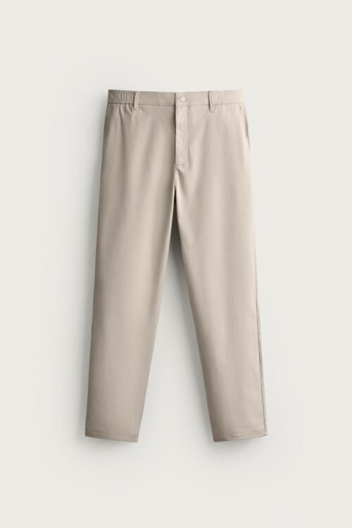 Pantalon chino homme beige en coton biologique, coupe droite confortable, détails taille et poches visibles