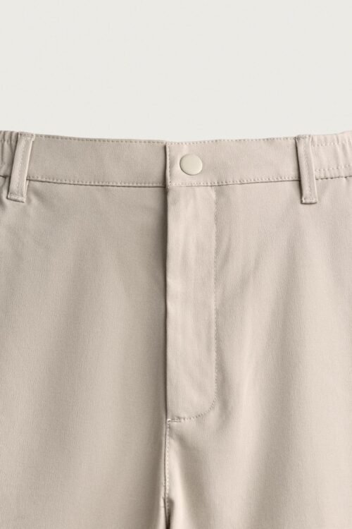 Pantalon chino homme beige en coton bio, détail taille avec bouton et passants, coloris naturel