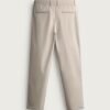 Pantalon chino beige coton bio vu de dos avec poches passepoilées et passants de ceinture