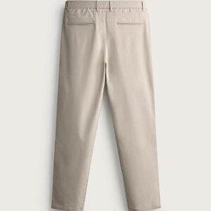 Pantalon chino beige coton bio vu de dos avec poches passepoilées et passants de ceinture