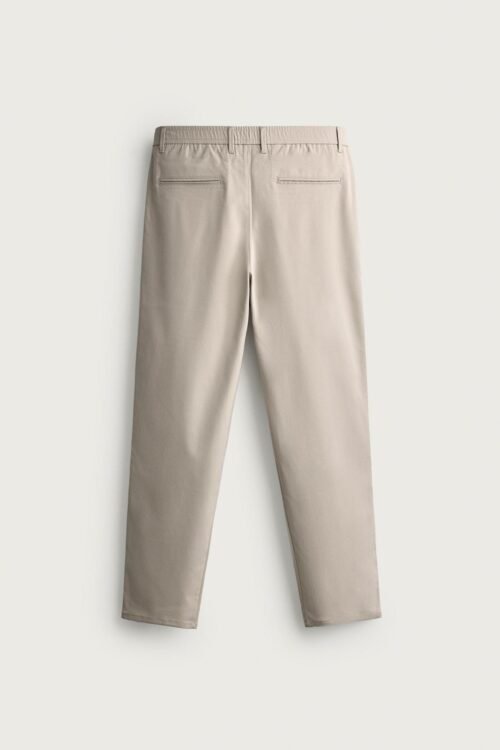 Pantalon chino beige coton bio vu de dos avec poches passepoilées et passants de ceinture