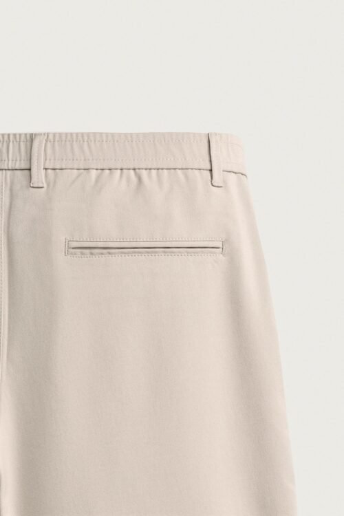 Pantalon chino beige coton bio détail ceinture avec passants et poche passepoilée arrière