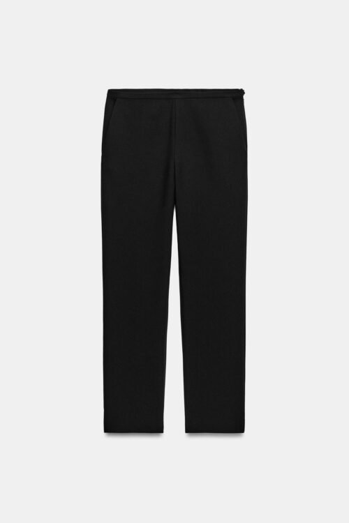 Pantalon Chino Coton Bio Noir Face Pantalon chino femme noir en coton bio, vue face, taille normale, poches latérales, coupe droite