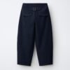 Pantalon fille en coton bio noir dos, détail ceinture réglable et poches passepoilées