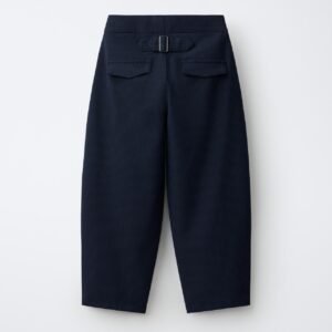 Pantalon fille en coton bio noir dos, détail ceinture réglable et poches passepoilées