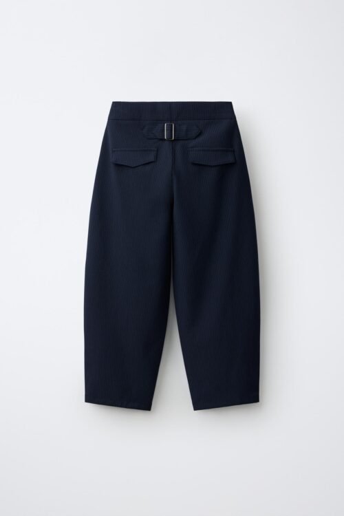 Pantalon fille en coton bio noir dos, détail ceinture réglable et poches passepoilées