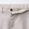 Pantalon garçon en lin beige naturel taille enfant avec bouton de fermeture visible, détail ceinture