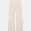 Pantalon en lin beige femme vue de dos, taille élastiquée et poches plaquées, coupe droite légère