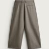 Pantalon lin gris homme vue dos, taille avec passants et poche passepoilée, finition lisse