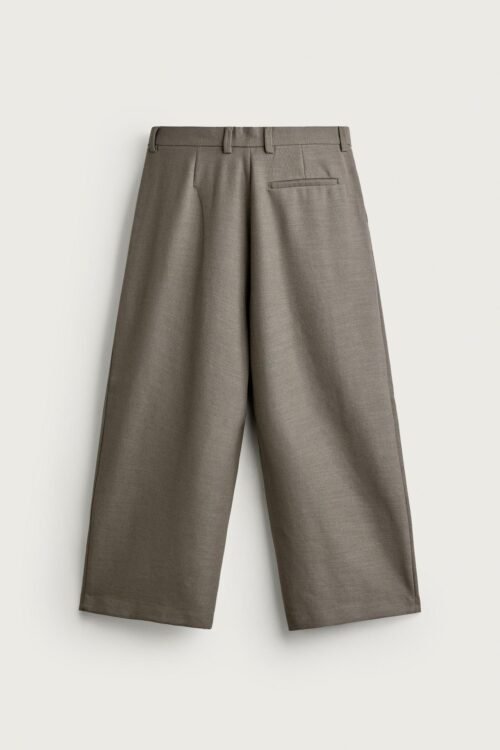 Pantalon lin gris homme vue dos, taille avec passants et poche passepoilée, finition lisse