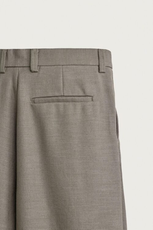 Pantalon en lin gris pour homme détail de poche passepoilée et ceinture à passants