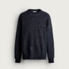 Pull crew neck en coton bio bleu marine à maille fine, manches longues, présenté à plat