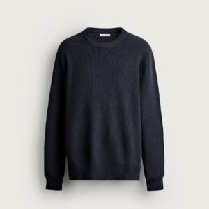 Pull crew neck en coton bio bleu marine à maille fine, manches longues, présenté à plat