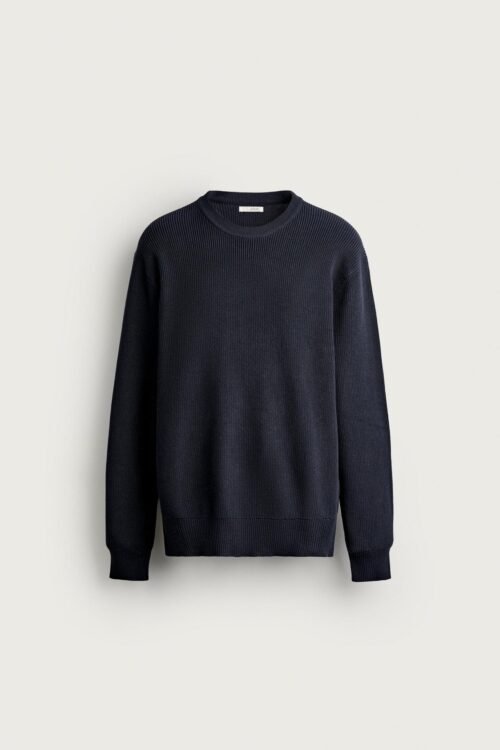 Pull crew neck en coton bio bleu marine à maille fine, manches longues, présenté à plat