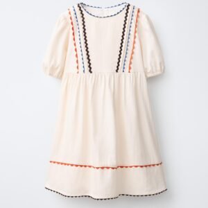 Robe lin écru fille avec galons festonnés bleu, orange et marron, manches courtes et jupe froncée