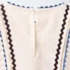 Robe lin écru fille détail dos avec galons vagues bleus et bruns, fermeture goutte d'eau