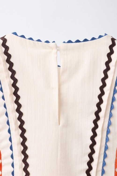 Robe lin écru fille détail dos avec galons vagues bleus et bruns, fermeture goutte d'eau