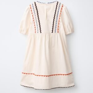 Robe fille en lin écru dos avec galons ondulés bleu, orange et noir, manches courtes bouffantes