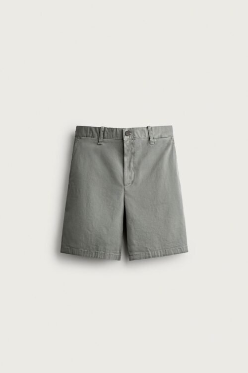Short chino en coton bio gris pour homme, taille mi-haute, vue face produit sur fond clair