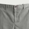 Short chino homme en coton bio gris clair bouton visible coupe droite, détail taille et passants