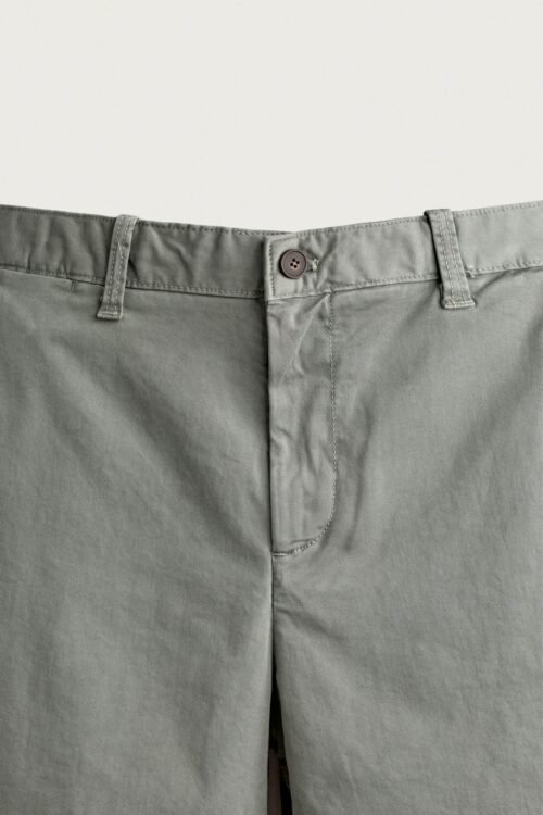 Short chino homme en coton bio gris clair bouton visible coupe droite, détail taille et passants