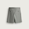 Short chino homme en coton bio gris vu de dos, poches passepoilées et ceinture à passants