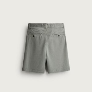 Short chino homme en coton bio gris vu de dos, poches passepoilées et ceinture à passants