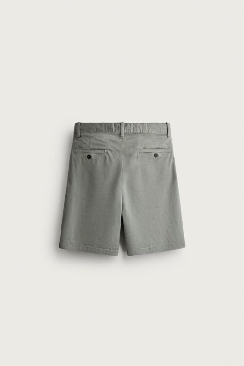 Short chino homme en coton bio gris vu de dos, poches passepoilées et ceinture à passants