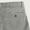 Short chino en coton bio gris pour homme, détail poche arrière et bouton, image produit