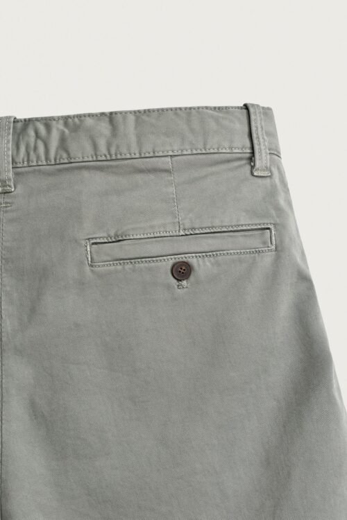 Short chino en coton bio gris pour homme, détail poche arrière et bouton, image produit