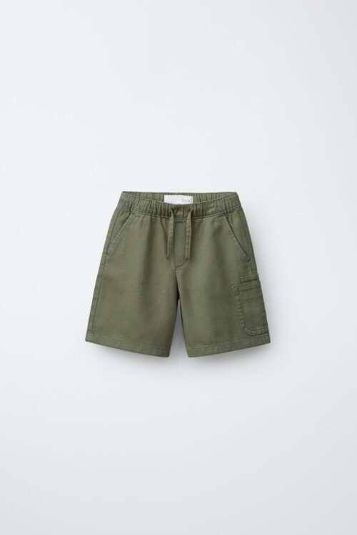 Short chino garçon kaki en coton bio avec poches cargo, taille enfant, vue face