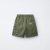 Short chino garçon en coton bio kaki dos avec poches carrées et étiquette visible