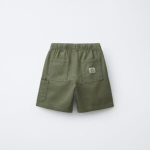 Short chino garçon en coton bio kaki dos avec poches carrées et étiquette visible