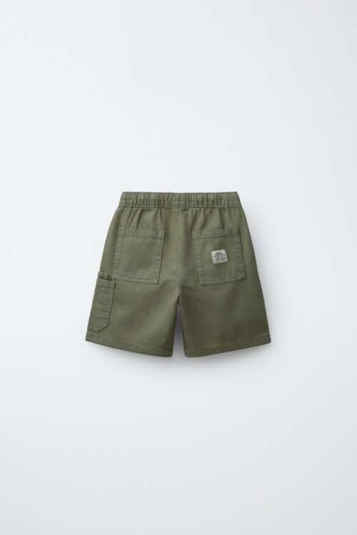 Short chino garçon en coton bio kaki dos avec poches carrées et étiquette visible