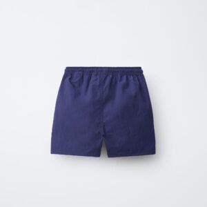 Short garçon en coton bio bleu uni, taille enfant, ceinture élastiquée visible, produit écologique