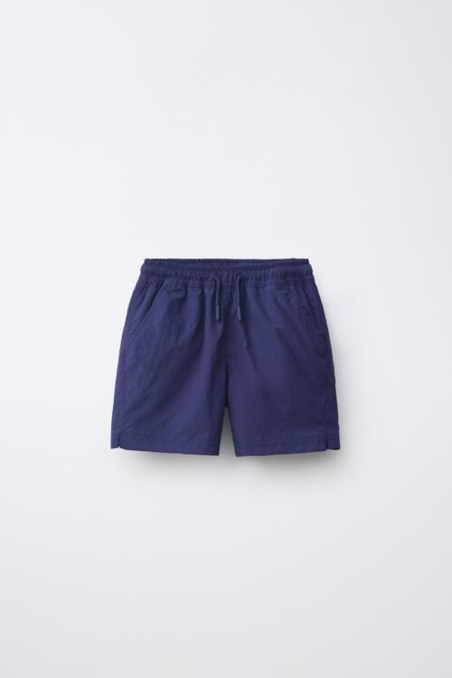 Short garçon en coton bio bleu uni avec taille élastique et cordon, vue face, produit enfant