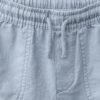 Short garçon en laine gris clair avec cordon et poches, gros plan sur la taille et la ceinture élastique