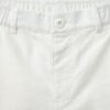Short fille en lin naturel clair avec bouton sur ceinture élastiquée, détail produit visible