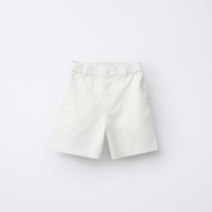 Short garçon en lin naturel écru clair, taille enfant, ceinture élastiquée et poches (produit visible)